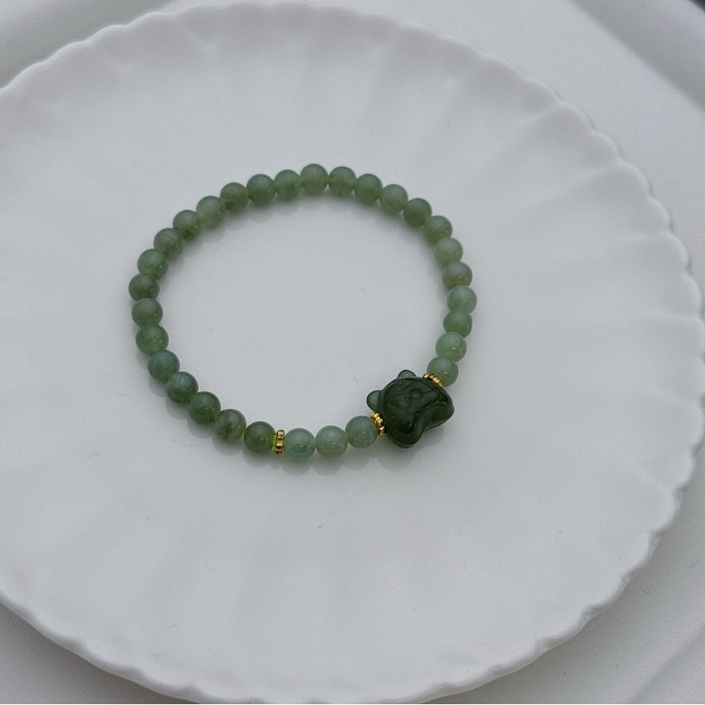 GB45 Handmade Jade Stretchable Bracelet with Carved Tiger Charm - Picture 4 of 6